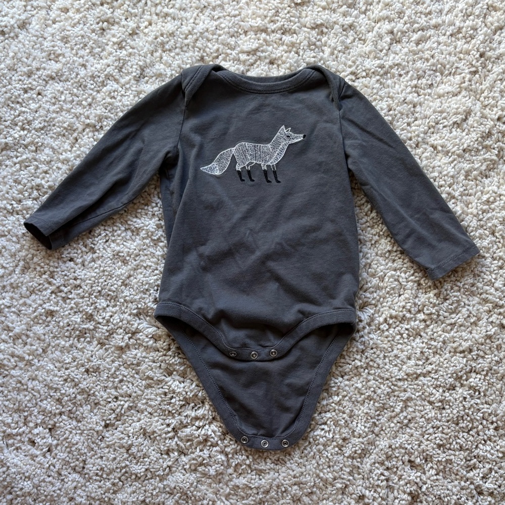 Baby Gap Long-Sleeve Gray Fox Graphic One-Piece Bodysuit 6-12 Months